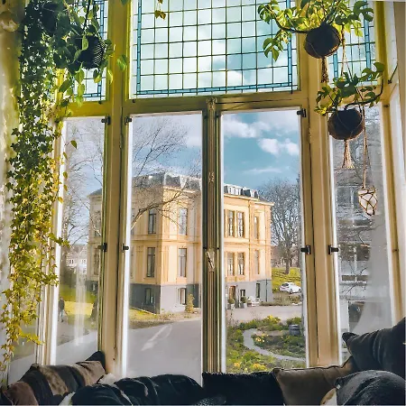 Jugendstil Parkview: 1898 Renovated Apartment Haarlem